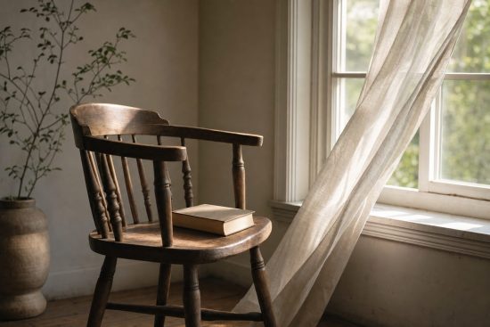Chaise vide près d'une fenêtre, évoquant le libre consentement au mariage en islam